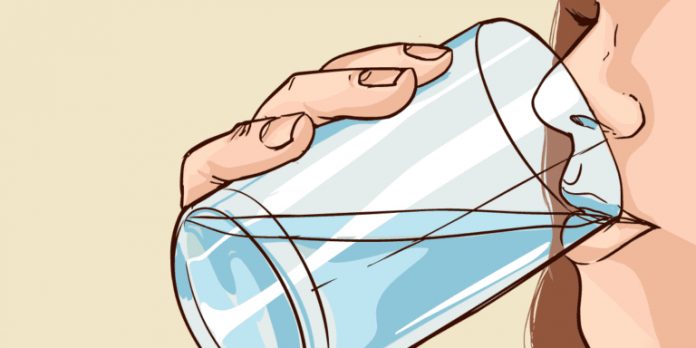 Cosa succede al corpo con 4 bicchieri d'acqua a stomaco vuoto al giorno Cosa succede al corpo con 4 bicchieri d'acqua a stomaco vuoto al giorno