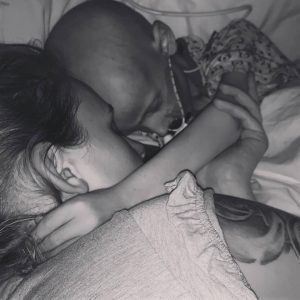Bimbo di 5 anni, malato di cancro, si scusa con la madre prima di morire