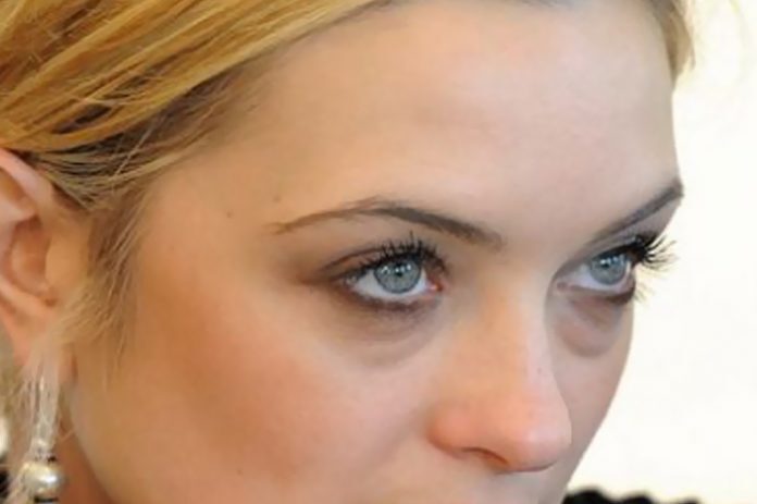 Bellezza, addio a occhiaie e piccole rughe: i segreti per avere uno sguardo sempre giovane Bellezza, addio a occhiaie e piccole rughe: i segreti per avere uno sguardo sempre giovane