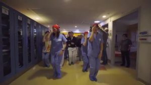 Infermieri e medici ballano per i bambini dell’ospedale