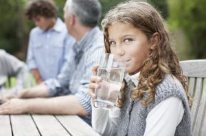 Il tuo bambino beve poco? Allora aumentano le probabilità di avere la tosse, ecco perché