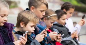 No allo smartphone di notte ai bambini, i medici: “Fa male”, ecco perché