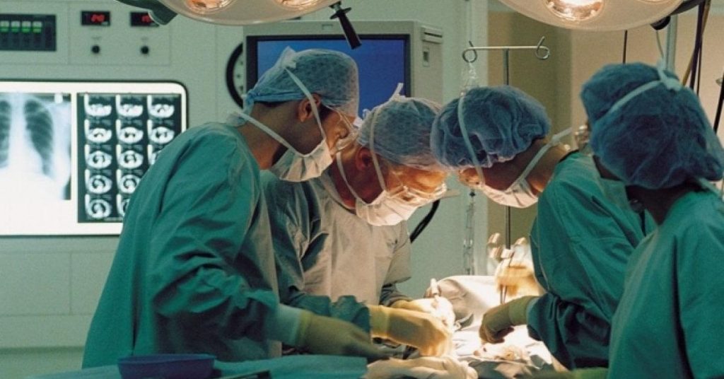 Malato di cancro operato all’intestino, i medici gli asportano l’organo sano