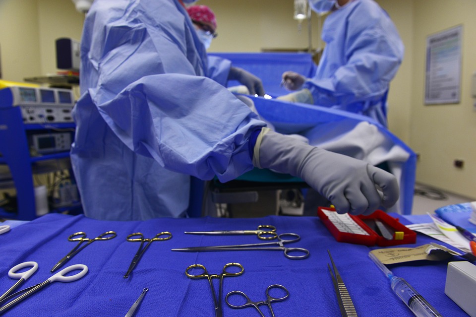 Chirurgo plastico opera da anni ma aveva solo la terza media