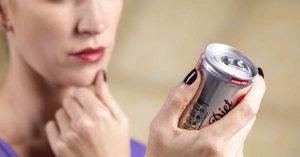 Bere bevande gassate aumenta il rischio di morire da giovani, lo dice uno studio