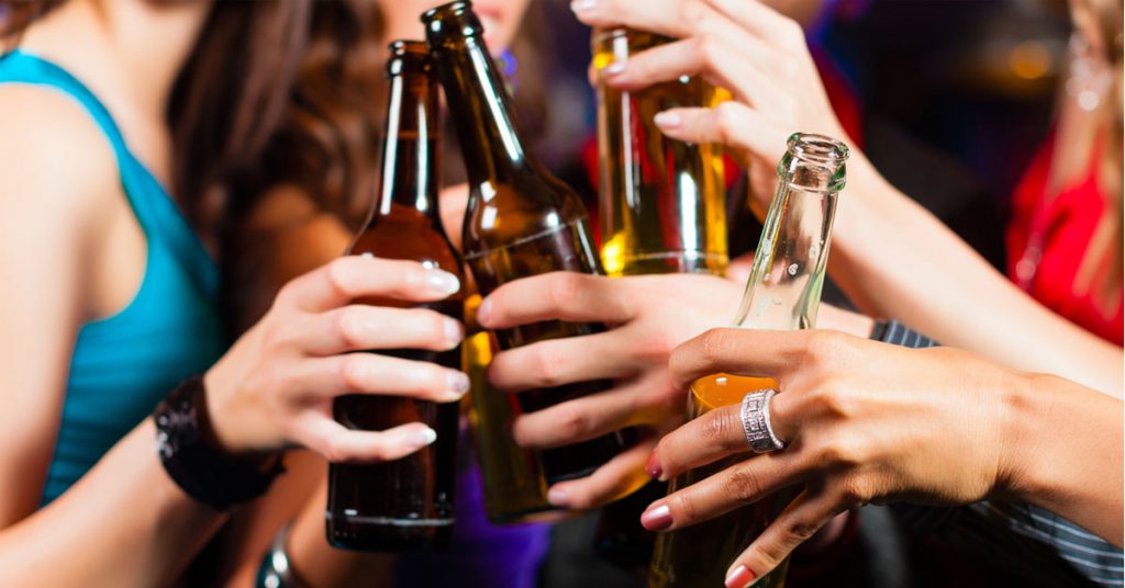 Giovani e alcol, l’allarme degli esperti: “Binge Drinking mette reni a rischio”