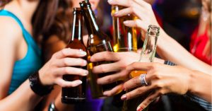 Giovani e alcol, l’allarme degli esperti: “Binge Drinking mette reni a rischio”