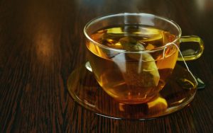 Bevi il té troppo caldo? Stai attento, puoi rischiare il cancro all’esofago: lo dice uno studio