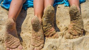 Bimba di 10 anni va ai Tropici e torna con una terribile infezione ai piedi / FOTO