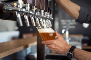 Come combattere l’alcolismo? Obbligare la vendita della birra calda…