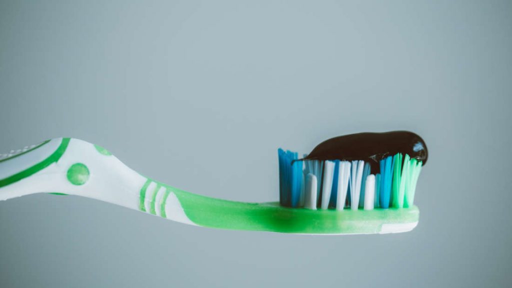 Ecco perché non dovresti più usare il dentifricio al carbone