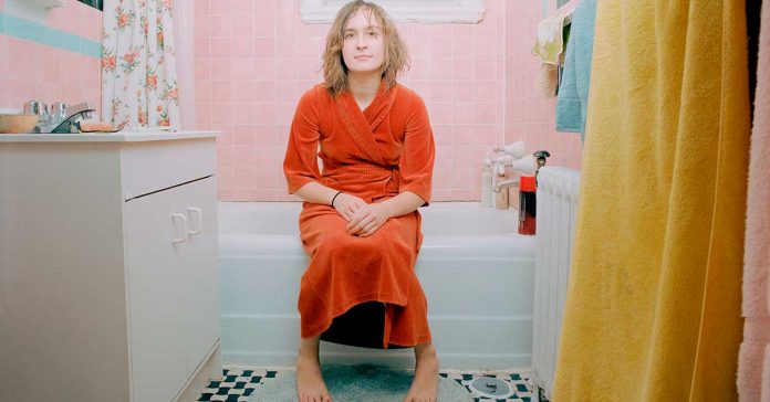 donna in bagno Dolore quando si urina? Ecco 7 possibili cause