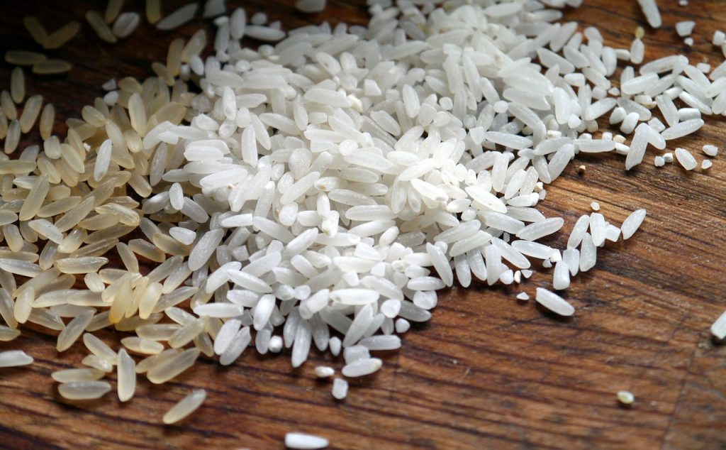 Mangiare più riso può ridurre l’obesità: lo dice una ricerca