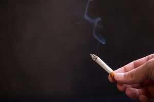 Il fumo passivo aumenta anche il rischio di ipertensione, la scoperta di uno studio