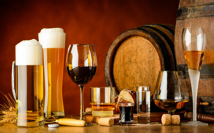 Birra prima del vino e ti sentirai bene? No, non è proprio così: cosa dice uno studio