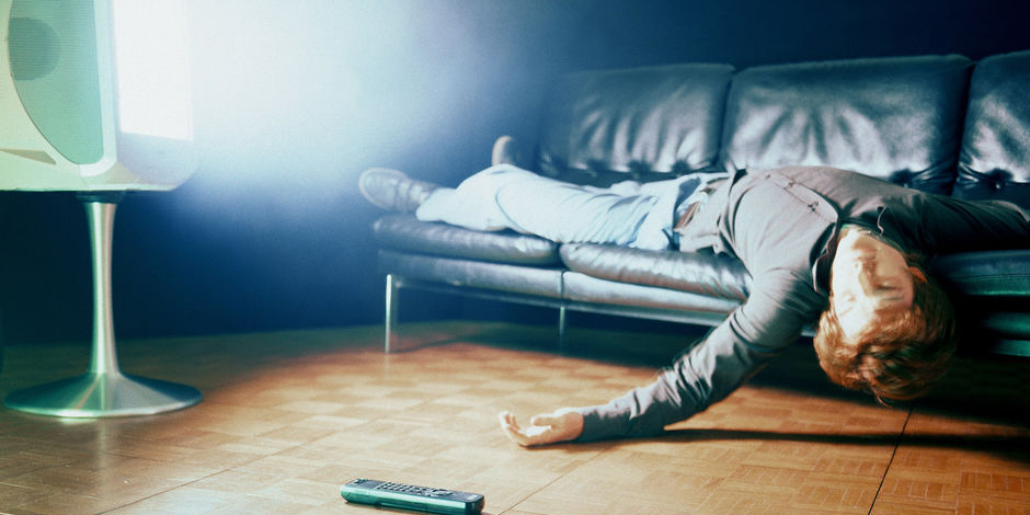 Dormire davanti alla televisione fa ingrassare, lo dice uno studio