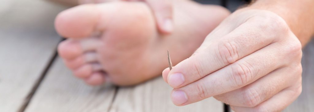 Cosa si rischia se una scheggia si conficca in un piede o in una mano?