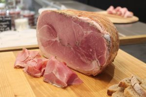 Qual è la differenza tra il prosciutto crudo e il prosciutto cotto?