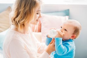 Rigurgiti dei neonati: cosa fare per limitarli?