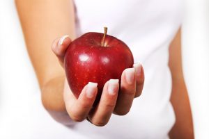 Cosa succede al nostro corpo se mangiamo una mela al giorno