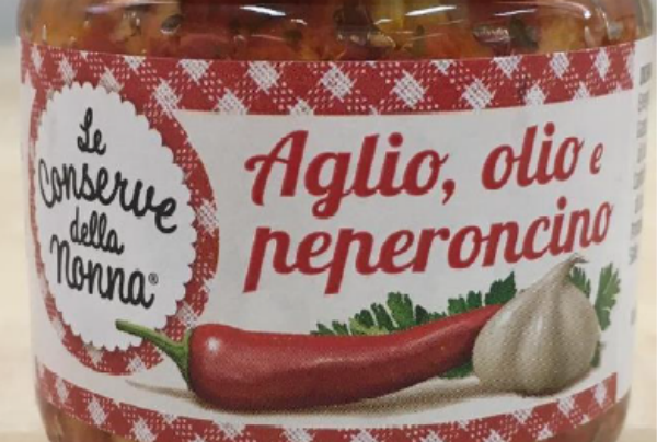 Frammenti di vetro nei vasetti d’aglio, olio e peperoncino: prodotto ritirato dai supermercati