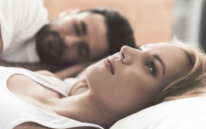 Le donne dormono meno degli uomini, ecco perché
