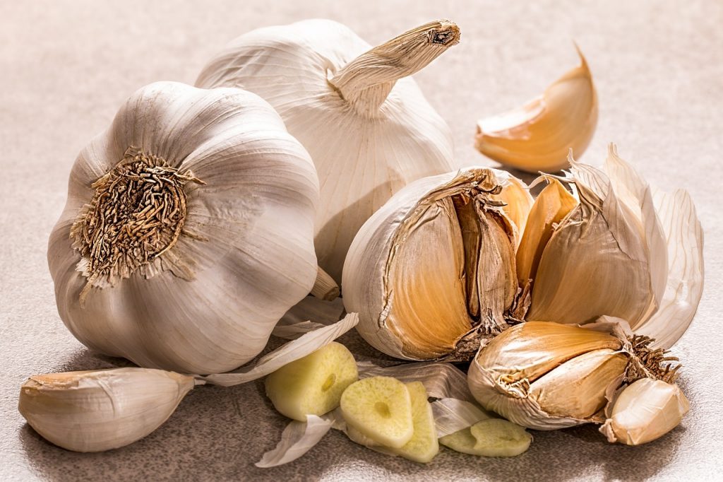 Emorroidi, i benefici dell’aglio come supposta