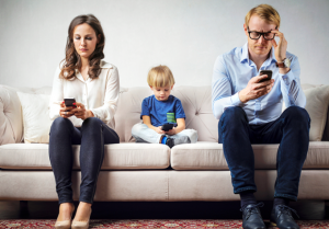 Sempre più bambini si perdono in spiaggia perché i genitori sono distratti dallo smartphone