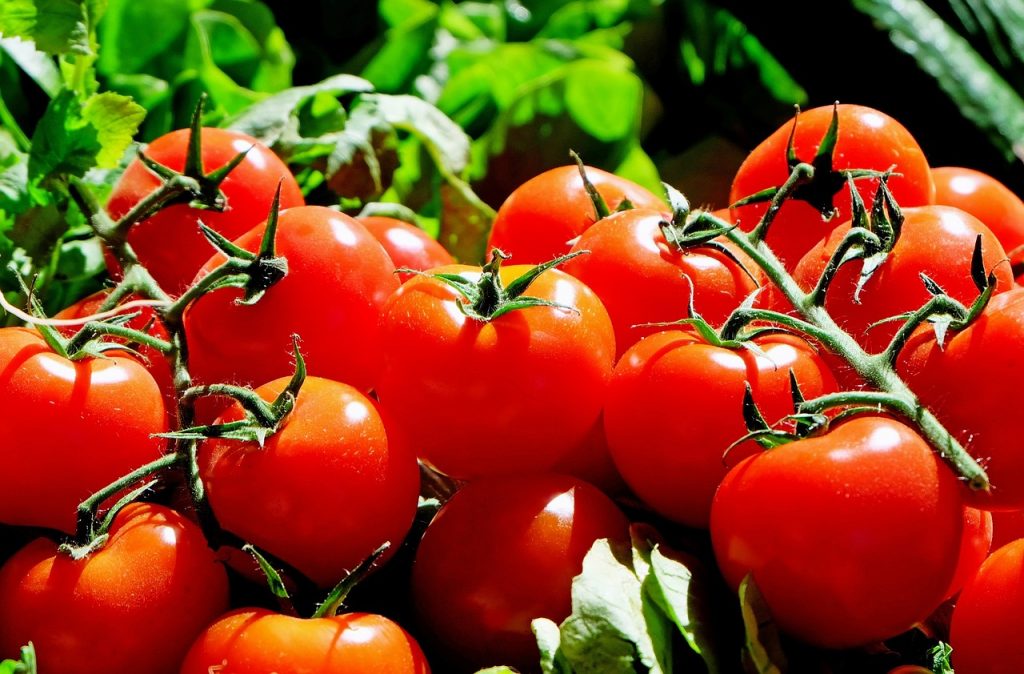 Dovresti evitare di mangiare i pomodori se hai questi 7 sintomi