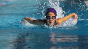 “Non tuffarti in piscina che fa freddo!”, i falsi miti sui bambini e lo sport