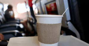 “Non bere acqua, caffè o te in aereo”, il consiglio di uno studio americano. Ecco perché