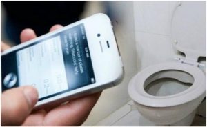 Usare lo smartphone mentre sei seduto sul WC è una pessima idea: ecco perché