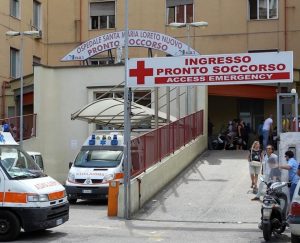 Sta per partorire alla stazione di Napoli e i poliziotti l’assistono. I medici: “Fondamentali”