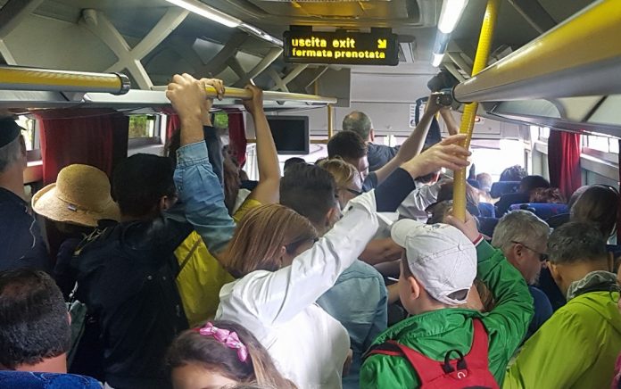 bus affollato