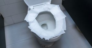 Coprire il sedile del WC dei bagni pubblici con la carta igienica è una pessima idea