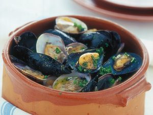 Vongole e cozze contaminate da batteri pericolosi: l’allerta per Italia e Spagna