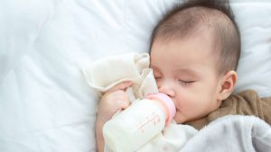 Latte artificiale per i bambini nutriente come quello materno? La scoperta di uno studio