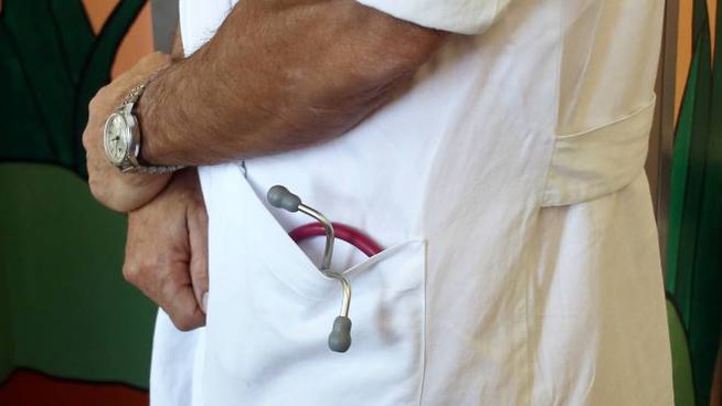 Si finge medico omeopata e promette di curare infertilità e tumori: arrestato