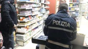 Ruba un dentrifricio da un supermercato, arriva la polizia e muore