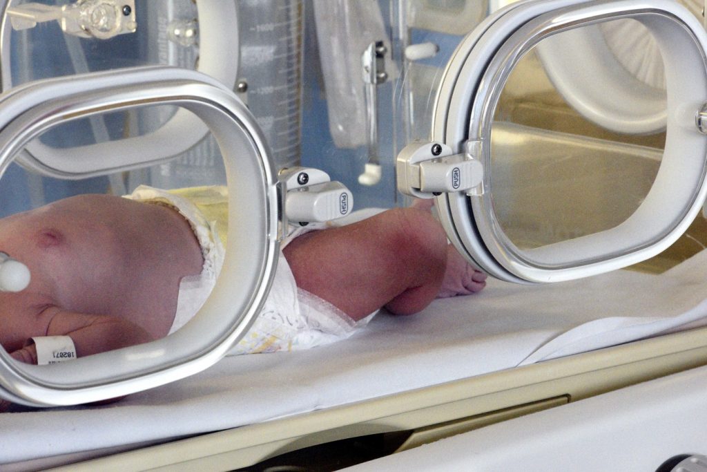 Donna incinta folgorata in doccia, dà alla luce bimbo prematuro