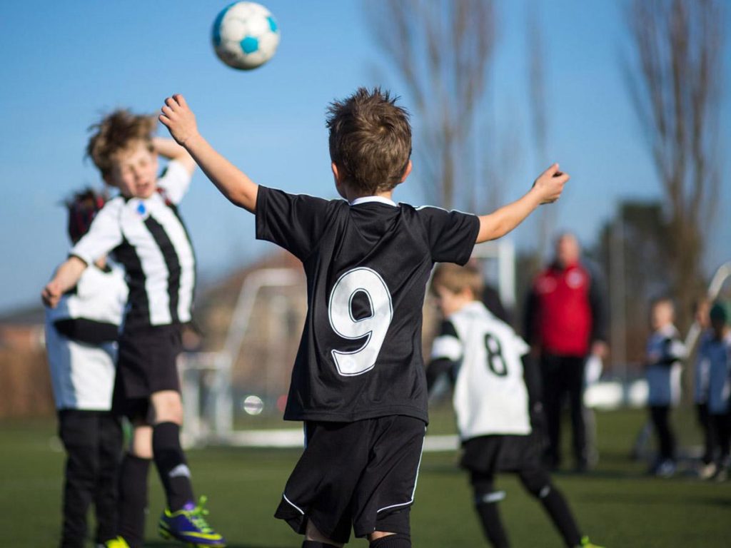 “I bambini non dovrebbero colpire il pallone con la testa”, l’allarme degli esperti