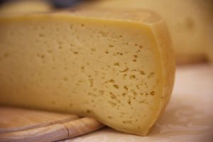 Listeria nel formaggio bio: allerta alimentare per contaminazione batterica