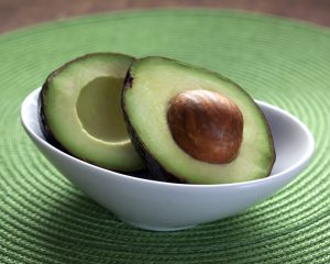 Mangiare avocado fa bene alla pelle e ai capelli?