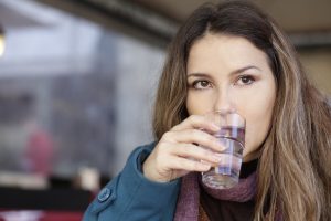 È giusto bere acqua mentre mangiamo?