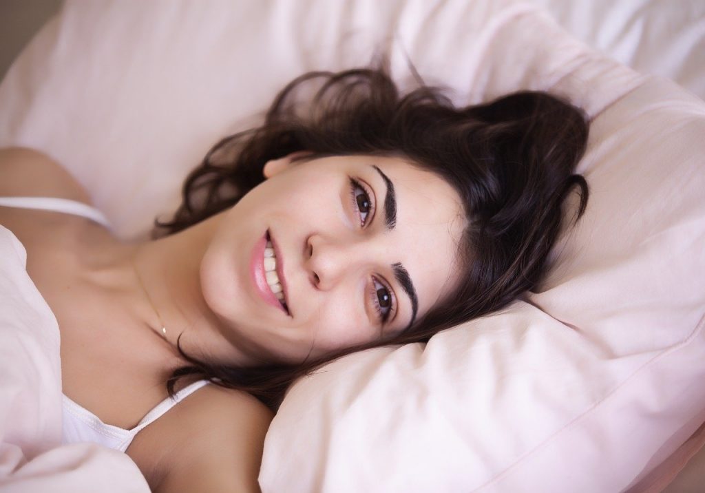 Faticare ad alzarsi dal letto è segno di grande intelligenza: lo rivela uno studio psicologico