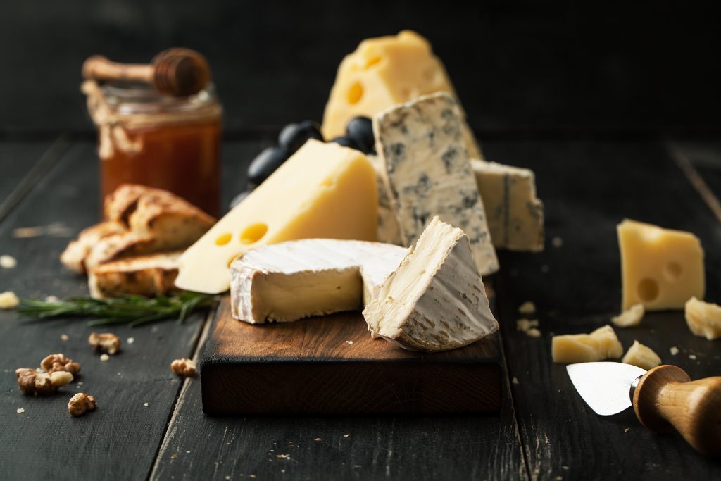 Cosa succede se si mangia il formaggio ammuffito?