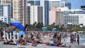 Coronavirus: studenti vanno in spiaggia per un raduno e vengono contagiati