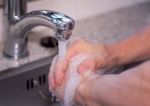 Lavarsi le mani, gli uomini lo fanno meno delle donne