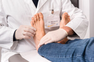Coronavirus, scoperto un nuovo sintomo: le lesioni sui piedi