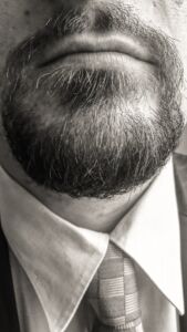 Perché lo stress fa venire la barba bianca?